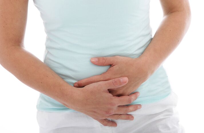L'un des signes de cystite chez une femme est une douleur lancinante dans le bas de l'abdomen.